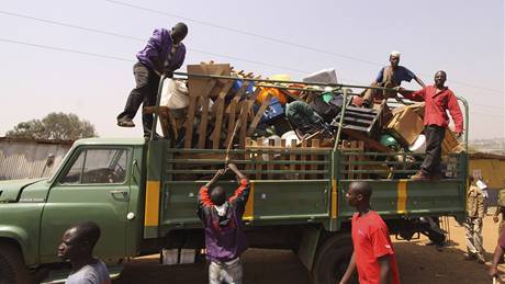 První lidé opoutjí slum Kibera u keského Nairobi (16. záí 2009)