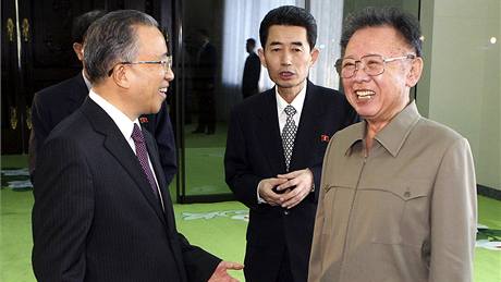 Severokorejský vdce Kim ong-il (vpravo) s ínským vyslancem Taj Ping-kuem (18. záí 2009)