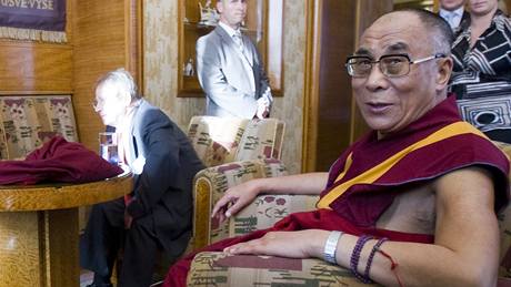Tibetský duchovní vdce dalajlama diskutuje s primátorem Prahy Pavlem Bémem