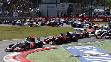 Závodní pole velké ceny Itále, vede Lewis Hamilton