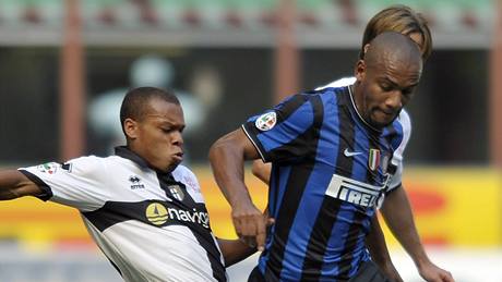 Inter Milán - Parma: domácí Maicon (vpravo) bojuje s Jonathanem Ludovicem Biabianym
