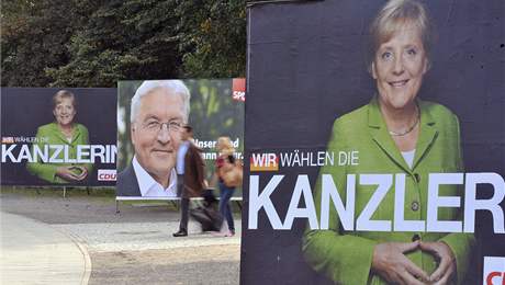 Pedvolební kampa vrcholí. Kancléka a éfka CDU Angela Merkelová a kandidát SPD a ministr zahranií Frank-Walter Steinmeier na plakátech v Berlín; záí 2009.
