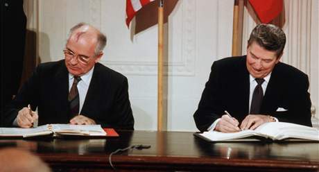 Ronald Reagan a Michail Gorbaov podepisuj ve Vchodnm pokoji Blho domu dohodu o odzbrojen. (8. prosince 1987)