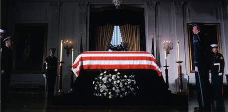 Rakev s ostatky prezidenta Kennedyho ve Vchodnm pokoji Blho domu