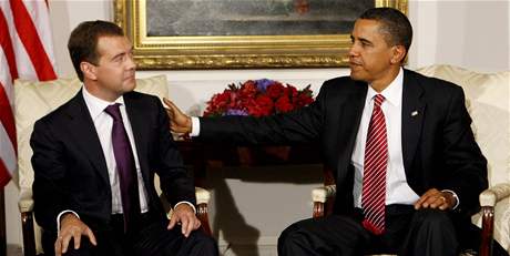 Ruský prezident Dmitrij Medvedv s americkým protjkem Barackem Obamou