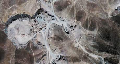 Satelitní snímek z 26. záí 2009 zachycuje vojenskou základnu poblí msta Kóm. Zde Írán buduje nové jaderné zaízení. 