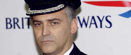 Kapitán Peter Burkill na tiskové konferenci po nehod Boeingu 777.