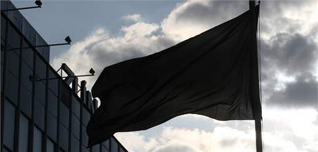 Ped zlínskou tiskárnou Graspo vlaje po tragické stelb smutení vlajka.