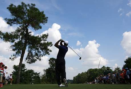 Tiger Woods je fotografován ze vech stran - jeho vih a postavu poznají fanouci golfu na první pohled.