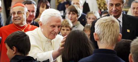 Pape ehná vícím v kostele Panny Marie Vítzné