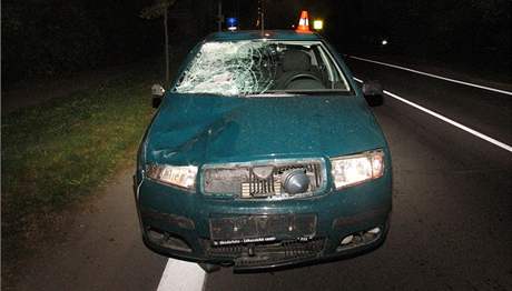 Policejní auto, které v Krnov srazilo mladý pár. Dívka nehodu nepeila (26. záí 2009)