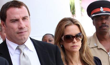 John Travolta a jeho ena Kelly Prestonová u soudu na Bahamách