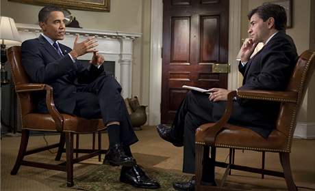Barack Obama pi pátením rozhovoru v Rooseveltov pokoji v Bílém dom (19. záí 2009)