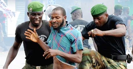 Guinejtí vojáci brutáln zakroili proti opoziním demonstrantm (29. záí 2009)