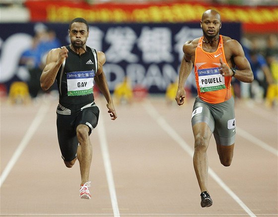 Tyson Gay (vlevo) ve sprinterském souboji s Asafou Powellem