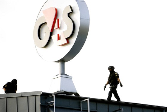 Policisté na stee budovy G4S ve Stockholmu vyetují loupe. (23. záí 2009)