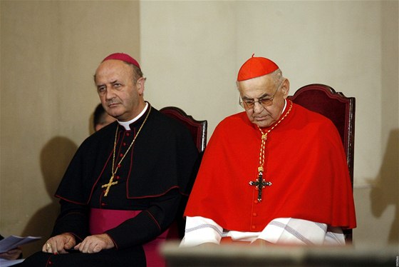Kardinál Miloslav Vlk a arcibiskup Jan Graubner poslouchají papee.
