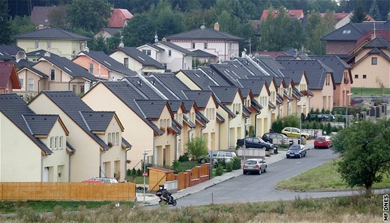 U obce Lány na Kladensku vzniklo velké satelitní msteko a dalí domy stále pibývají