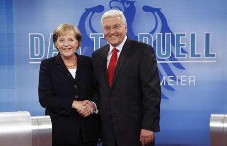 Angela Merkelov a Frank-Walter Steinmeier v televiznm studiu v Berln, kde se utkali v jedinm duelu; 13. z 2009. Volby probhnou v nedli 27. 9. 