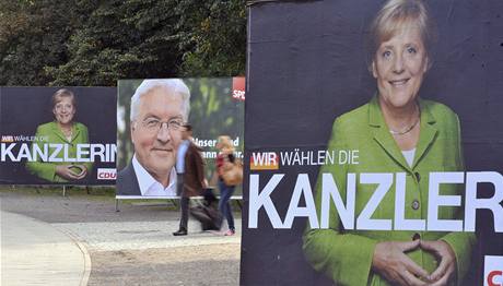 Jet ped volbami vedle sebe: Kanclka a fka CDU Angela Merkelov a kandidt SPD na kanclsk post a ministr zahrani Frank-Walter Steinmeier na plaktech v Berln; z 2009.