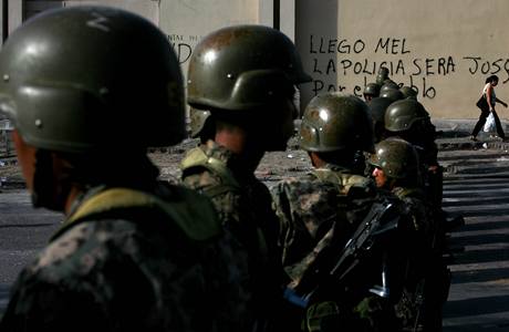 V okol brazilsk ambasdy v Hondurasu se to hem vojky (23. 9. 2009)