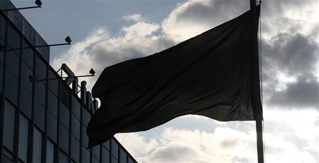 ern smuten vlajka u firmy Graspo ve Zln. (25. z 2009)