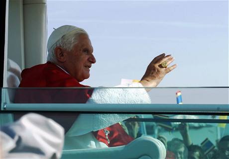 Benedikt XVI. zdrav z papamobilu vc v Brn
