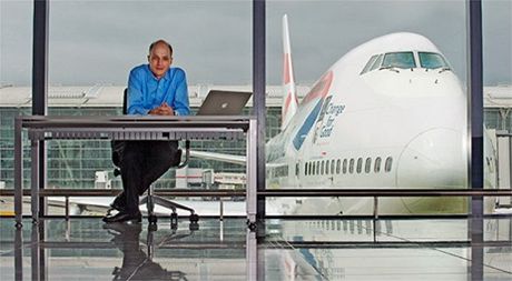Alain de Botton sed a pe na terminlu 5 na Heathrow