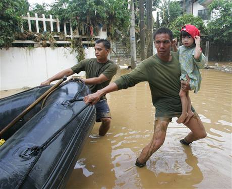 Tropick boue pinesla do filipnsk metropole Manily nejhor zplavy za poslednch 42 let (27. z 2009)
