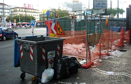 Itlie, Neapol. Popelnice na tdn odpad nikoho nezajmaj, odpadky se tosuj ped nimi