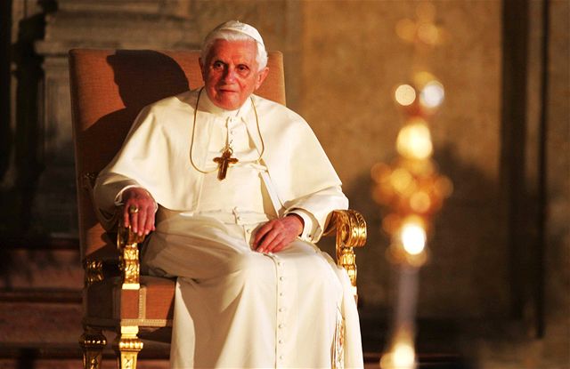 Pape Benedikt XVI. v esku.
