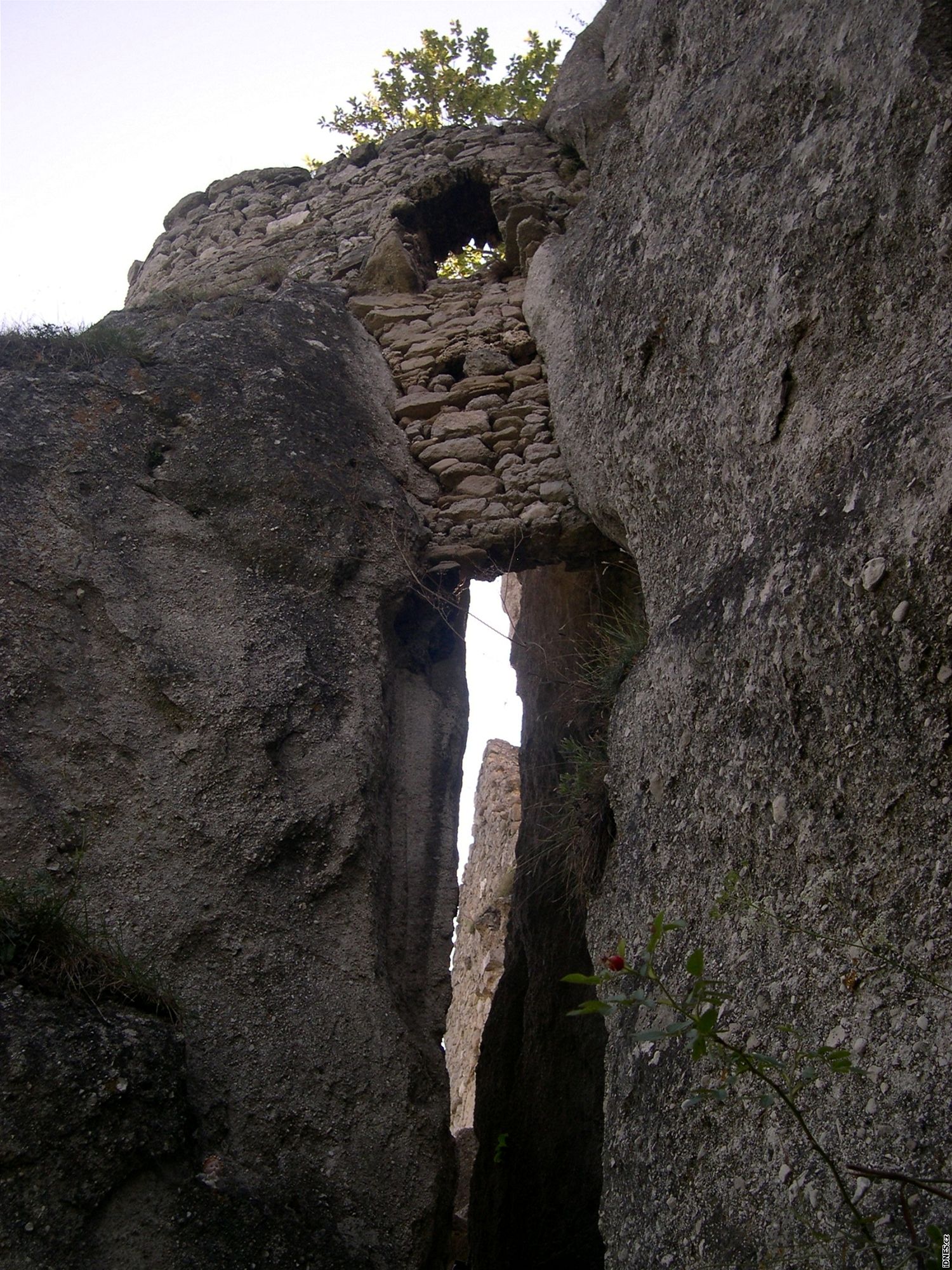 Slovensko, Súovský hrad - puklina