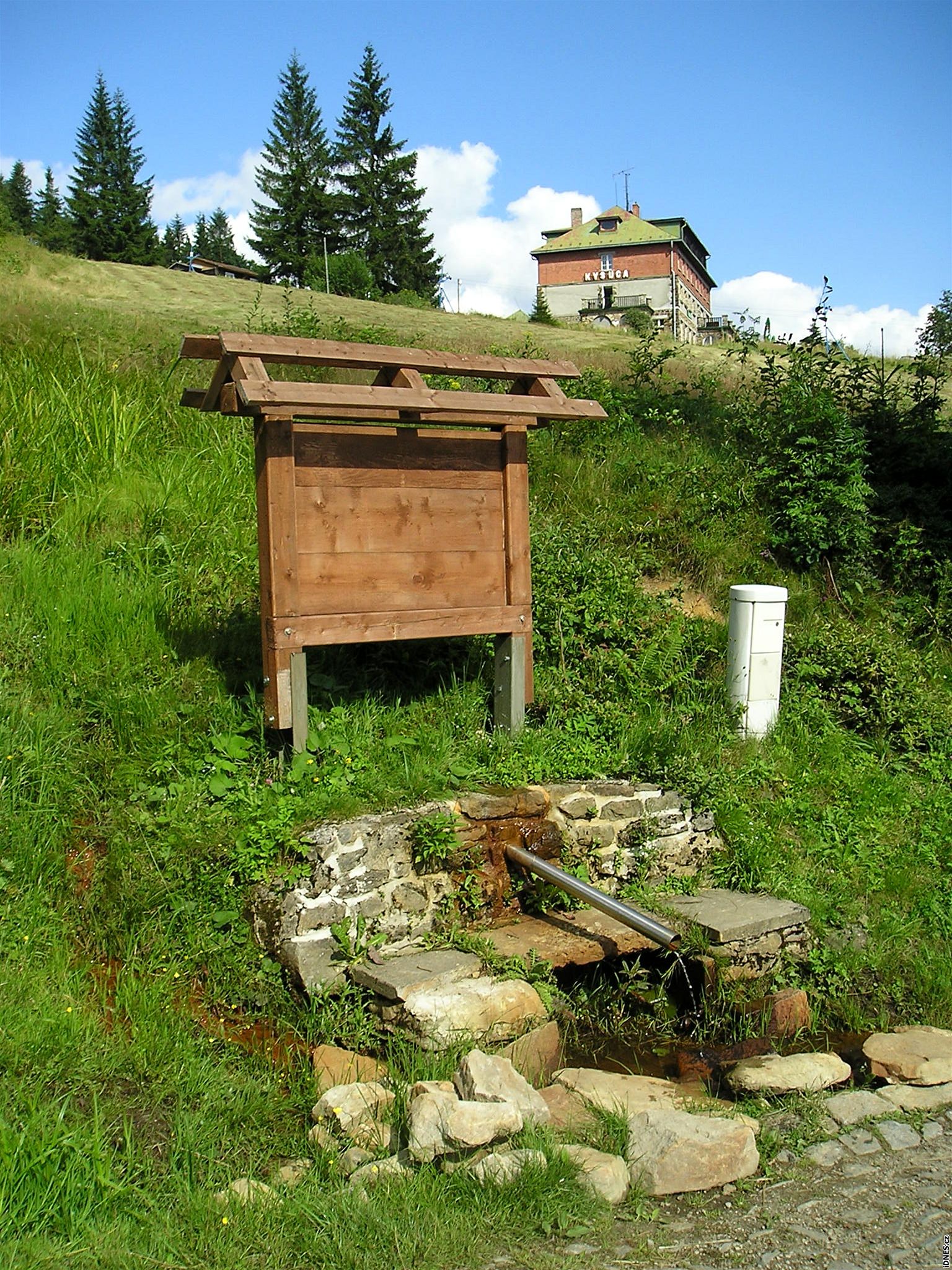 Zadní hory. eleznatý pramen na Bílém Kíi, v pozadí hotel Kysuca