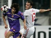 Fiorentina - Liverpool: domc Stephan Jovetic (vlevo) a liverpoolsk Fabio Aurelio