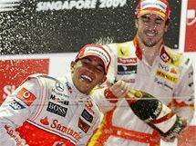 Velk cena Singapuru: vtz Lewis Hamilton (vlevo) a Fernando Alonso slav na pdiu