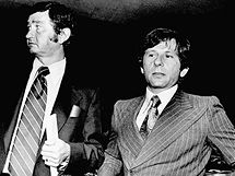Roman Polanski se svm prvnkem Douglasem Daltonem v soudn sni  v Santa Monice 9. srpna 1977. 