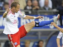 Hamburk - Bayern Mnichov: David Rozehnal (vlevo) v souboji s Thomasem Mllerem