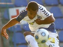 Liberec - Slovcko: domc Theo Gebre Selassie (vlevo) hraje m ped Vclavem Ondejkou