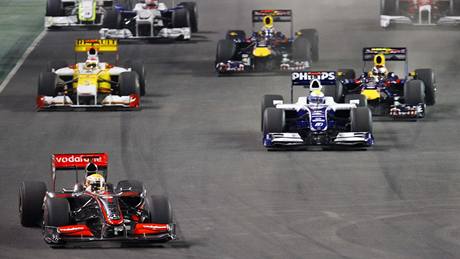 Velká cena Singapuru: Lewis Hamilton vede startovní pole do první zatáky