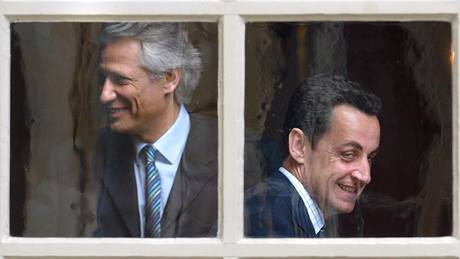 Na snímku z 10. ervna 2005 je tehdejí francouzský premiér Dominique de Villepin a Nicolas Sarkozy, v té dob ministr vnitra.