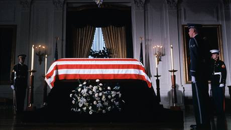 Rakev s ostatky prezidenta Kennedyho ve Východním pokoji Bílého domu