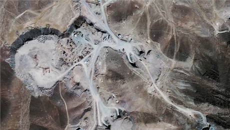 Satelitní snímek z 26. záí 2009 zachycuje vojenskou základnu poblí msta Kóm. Zde Írán buduje nové jaderné zaízení. 