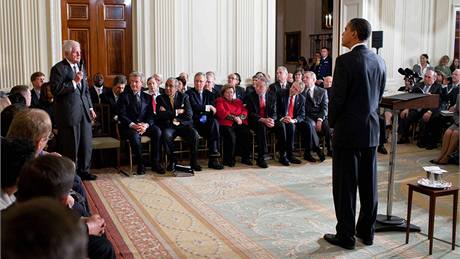 Senátor Edward Kenedy hovoí s prezidentem Barackem Obamou ve Východním pokoji v Bílého Domu.