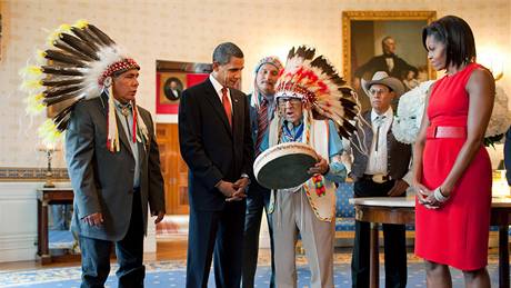 Prezident Barack Obama ve Východním pokoji Bílého domu s indiánským náelníkem