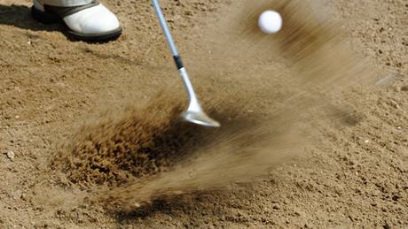 Sand wedge a golfová rána z písku.