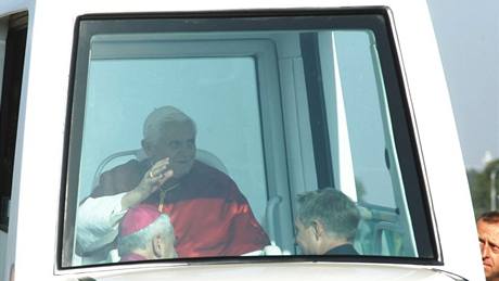 Benedikt XVI. zdraví z papamobilu vící v Brn