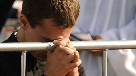 Mladík se modlí bhem návtvy papee Benedikta XVI. ve Staré Boleslavi.