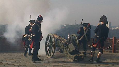 Mui v historických uniformách vystelili ze dvou dl na pilberku dvaadvacet ran jako symbolické pivítání papee Benedikta XVI. v Brn.