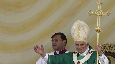 Pape Benedikt XVI. celebroval na letiti v Brn Tuanech mi pro vce ne sto tisc lid (27. z 2009)