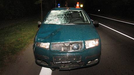 Policejní auto, které v Krnov srazilo mladý pár. Dívka nehodu nepeila (26. záí 2009)